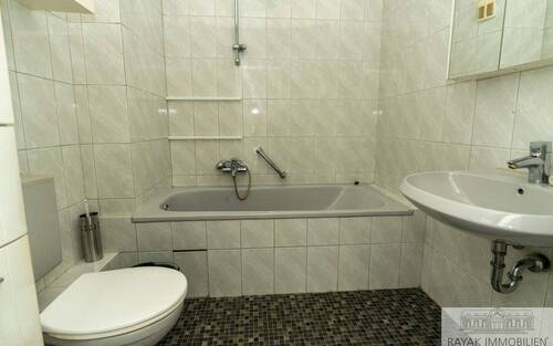 Bad EG - 1 Zimmer Mehrfamilienhaus, Wohnhaus in Neuss