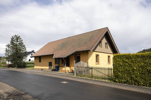Vorder-/Seitenansicht - 4 Zimmer Einfamilienhaus in Neuheilenbach