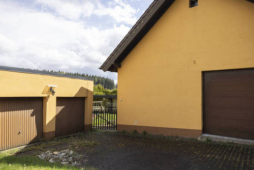 Doppelgarage und Einfahrt Nebengebäude - 