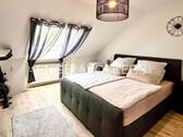 Großzügiges und lichtdurchflutetes Schlafzimmer - 