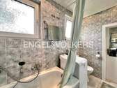 Wannenbad mit Fenster - 
