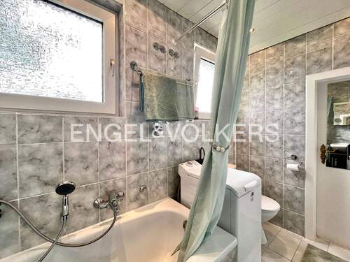 Wannenbad mit Fenster - 