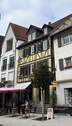 Bild1 - historisches Wohn- und Geschäftshaus in der Tauberbischofsheimer Fußgängerzone mit Parkplatz