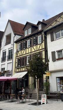 Bild1 - historisches Wohn- und Geschäftshaus in der Tauberbischofsheimer Fußgängerzone mit Parkplatz