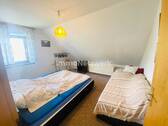 Zimmer 1 DG Wohnung - 