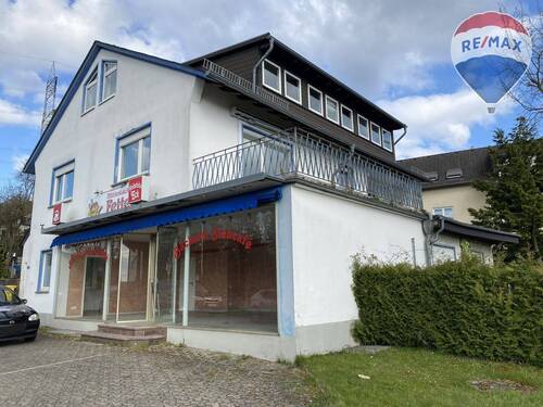 Außenansicht - Mehrfamilienhaus mit Ladengeschäft und Halle