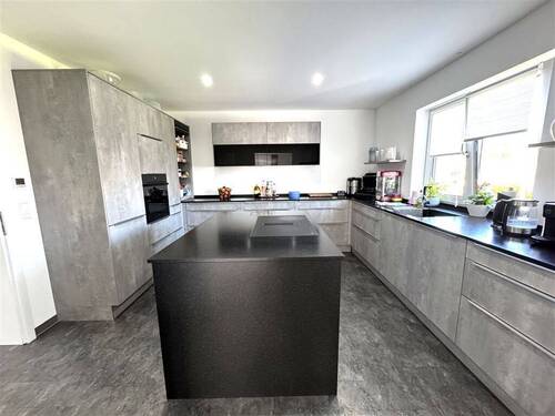 Küche mit Granitarbeitsflächen - 