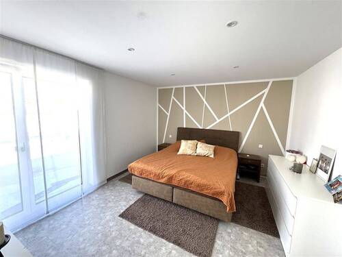 großes Schlafzimmer mit Ankleide - 