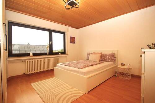 Das großzügige Schlafzimmer … - 