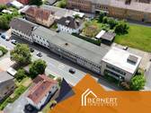 Luftaufnahme - Vielseitige Gewerbeimmobilie mit Wohnhaus und flexiblen Gewerbeflächen in TOP Verkehrslange