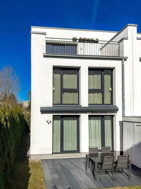 Haus und Terrasse - 5 Zimmer Doppelhaushälfte zum Kaufen in Hamburg