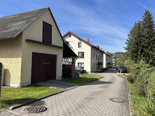 Zufahrt - Etagenwohnung mit 74,00 m&sup2; in Unterwellenborn zum Kaufen