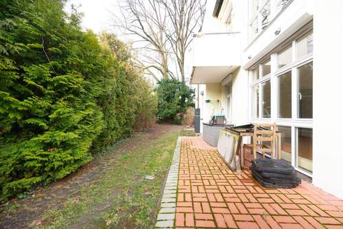 Terasse seitlich - 4 Zimmer Terrassenwohnung zum Kaufen in Berlin