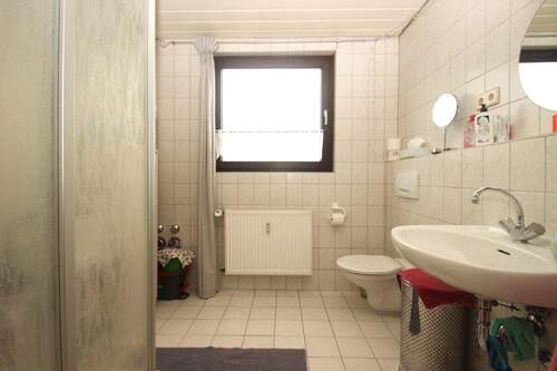 ...das Duschbad mit Fenster, ... - 