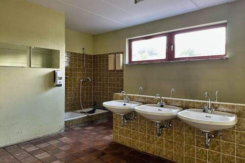 Waschraum m. 2 Duschen und 6 Handwaschbecken - 