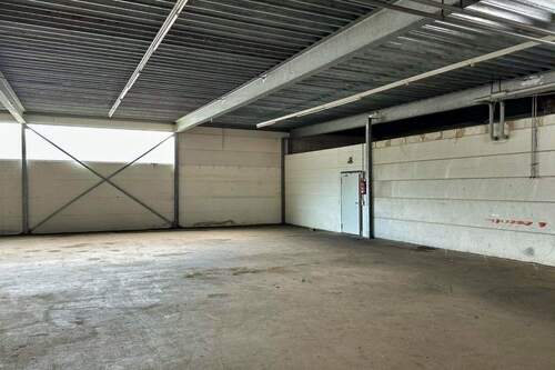 Halle mit Zugang zum Büroteil - 