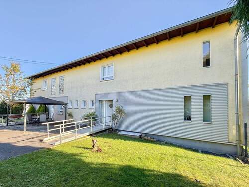 Seitenansicht mit Rampen - 8 Zimmer Mehrfamilienhaus, Wohnhaus zum Kaufen in Kroppach