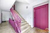 Treppenhaus mit Aufzug - 