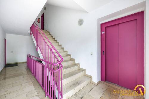 Treppenhaus mit Aufzug - 