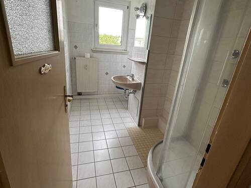 Bad mit Fenster.jpg - 3 Zimmer Etagenwohnung in Weißenfels