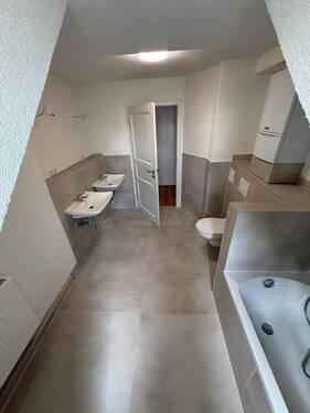 Bad - Frisch renovierte 6-Zimmer-Wohnung in Kassel Kirchditmold - ideal auch als WG-Gründung!