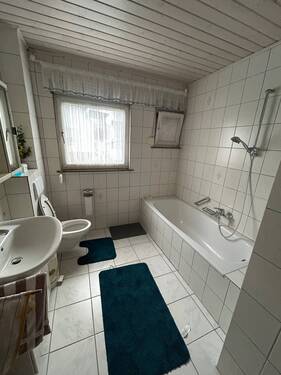 Badezimmer - Mehrfamilienhaus, Wohnhaus mit 130,00 m&sup2; in Haiger zum Kaufen