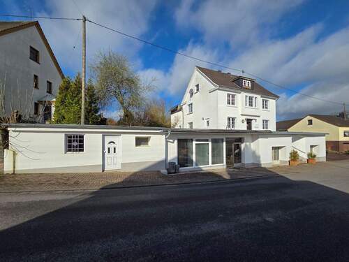 Straßenansicht - 8 Zimmer Mehrfamilienhaus, Wohnhaus in Pracht / Niederhausen