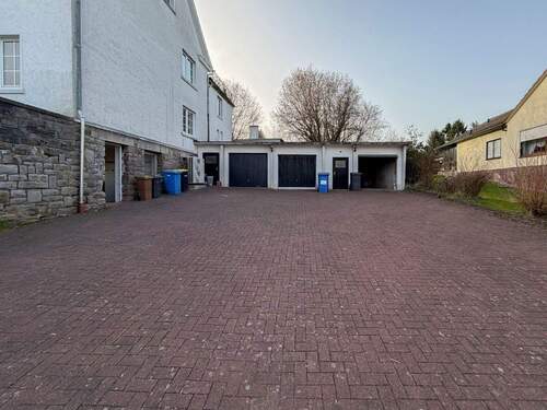 Garagen und Stellplätze - 