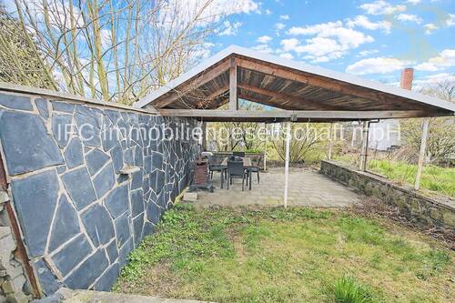 Grundstück mit überdachter Terrasse - 