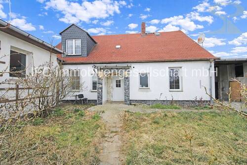 Rückansicht mit Hauseingang - 6 Zimmer Einfamilienhaus in Dessau-Roßlau