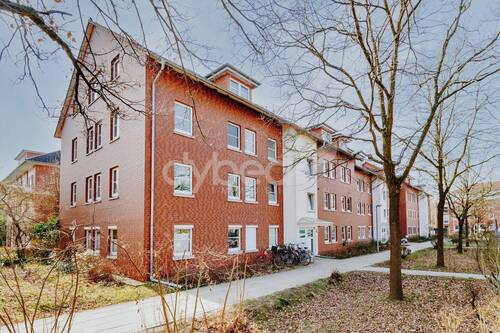 Hausansicht - Helle 4-Zimmer-Wohnung mit Balkon und Stellplatz in ruhiger Umgebung