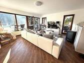 Wohnzimmer mit Zugang zur Terrasse - 3,5 Zi.-Wohnung mit zwei Terrassen und PKW-Stellplatz