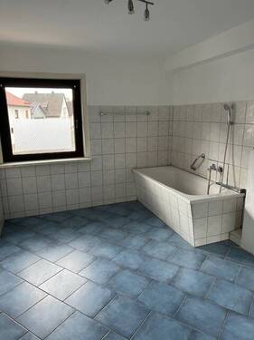 Badezimmer - 9 Zimmer Mehrfamilienhaus, Wohnhaus zum Kaufen in Driedorf