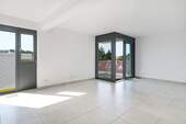 Wohnzimmer mit Zugang zur Loggia - 3 Zimmer Etagenwohnung zum Kaufen in Berlin