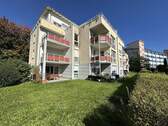 Gartenansicht - Bestlage am Eisweiher - mit Sonnenterrasse, Privatgarten, Einbauküche & TG-Platz. Ab 01.01.26!