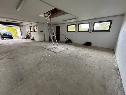 Garage mit Aufgang zum Dachboden und Ausgang zur Terrasse - 
