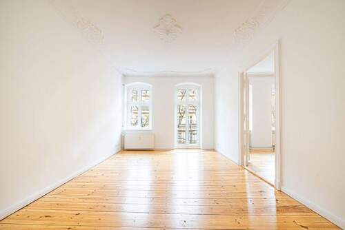 Wohnzimmer mit Austritt zum Balkon - 3 Zimmer Etagenwohnung zum Kaufen in Berlin