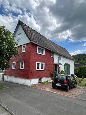 B1 Hausansicht.jpg - EFH mit eingetragenem Wohnrecht und schönem Garten in Frohnhausen gelegen