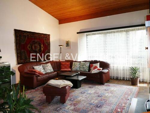 Geräumiges, helles Wohnzimmer - 9 Zimmer Einfamilienhaus zum Kaufen in Mössingen-Belsen