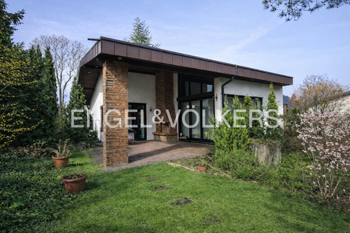 Gartenansicht mit Terrasse und Kamin - Einfamilienhaus mit 233,00 m&sup2; in Mössingen-Belsen zum Kaufen