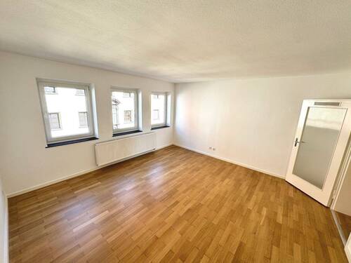 Wohnzimmer - 3 Zimmer Etagenwohnung zum Kaufen in Nürnberg