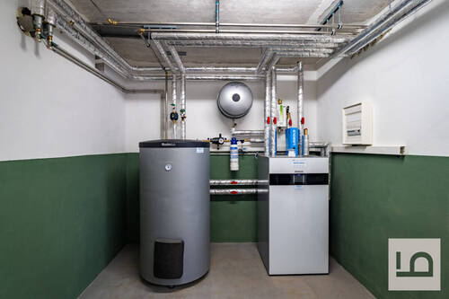 Neue Wärmepumpe-Heizung mit Warmwasserspeicher, Bj - 
