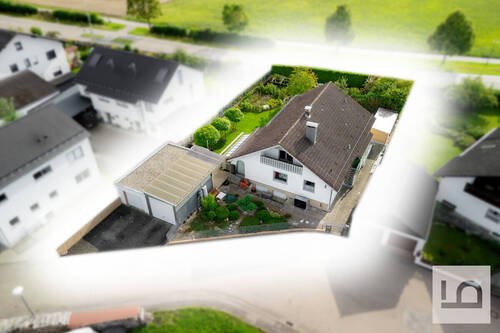 Drohnenaufnahme - Einfamilienhaus mit viel Potential, 5 ZKB+Souterrain 2 ZKB, ausbauf.DG, Grund 950 qm, 2 Garagen
