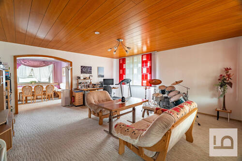 Wohnzimmer mit Blick zum Esszimmer - 7 Zimmer Einfamilienhaus in Böhmfeld