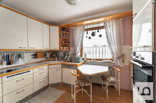 Küche mit kleinem Esstisch - 