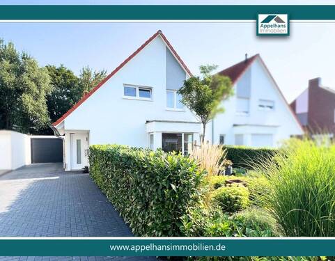 Hausansicht vorne - Traumhaft wohnen: Moderne Doppelhaushälfte mit Garten