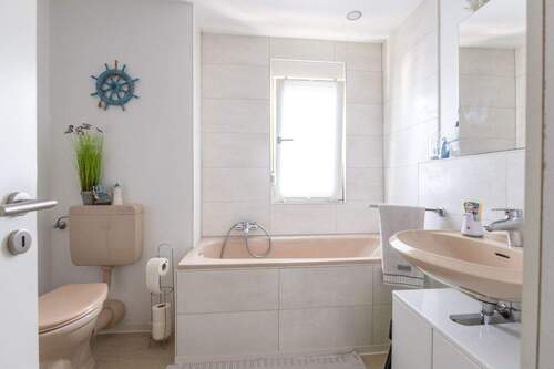 Tageslichtbad mit Badewanne und Dusche - 