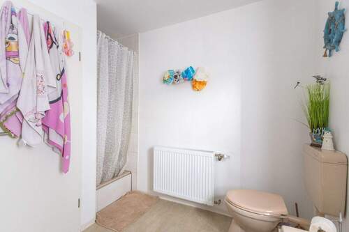 Tageslichtbad mit Badewanne und Dusche - 