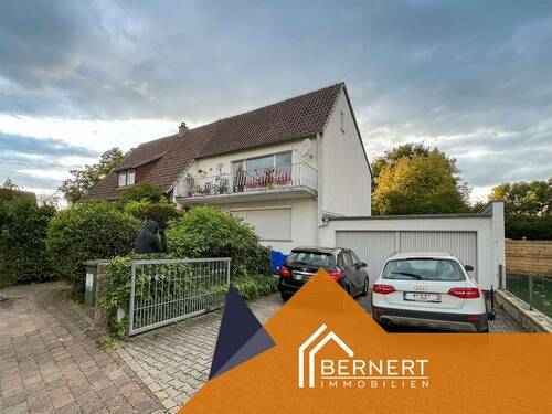 Einfahrt Garagen - 1 Zimmer Mehrfamilienhaus, Wohnhaus zum Kaufen in Altenkunstadt