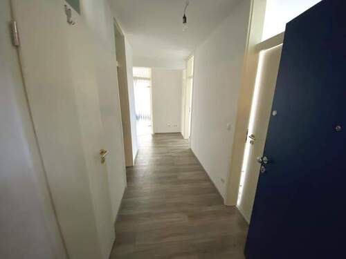 Flur - Etagenwohnung mit 83,40 m&sup2; in Plauen zur Miete